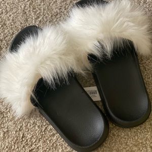 Flip flops / slides / fur slides